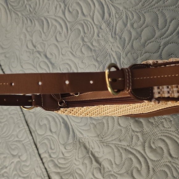 Etienne Aigner Elegant Tan and Brown Woven Shoulder Bag - Picture 6 of 6